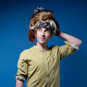 Thomas joue ses perruques